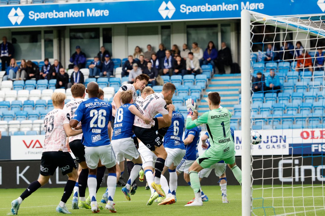 Henrik Falchener rager høyest på corneren og setter inn 1-0 for Viking. Foto: Svein Ove Ekornesvåg / NTB