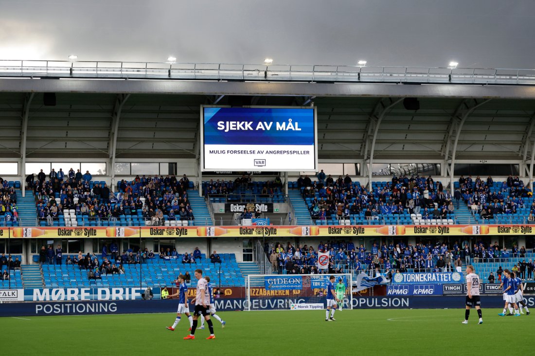 VAR-sjekk på Aker stadion. Ingen av sjekkene gikk Moldes vei i dag. Foto: Svein Ove Ekornesvåg / NTB