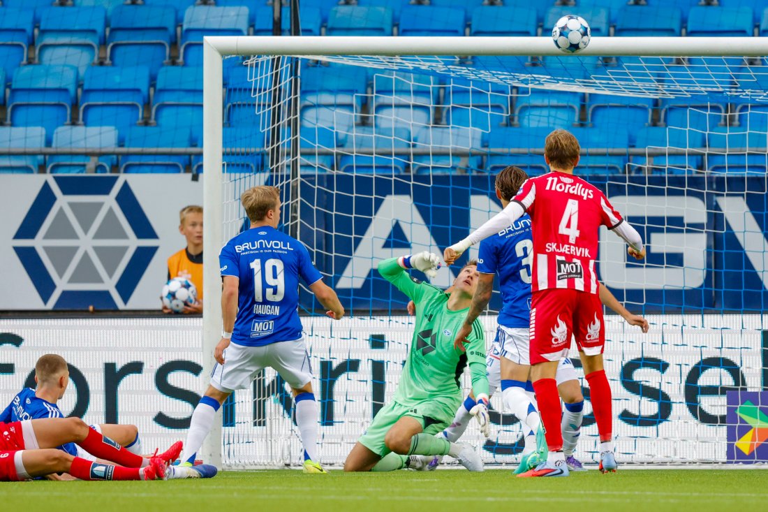 Det var trøbbel i forsvaret da Tromsø satte i gang et stormløp rett etter pause. Foto: Svein Ove Ekornesvåg / NTB