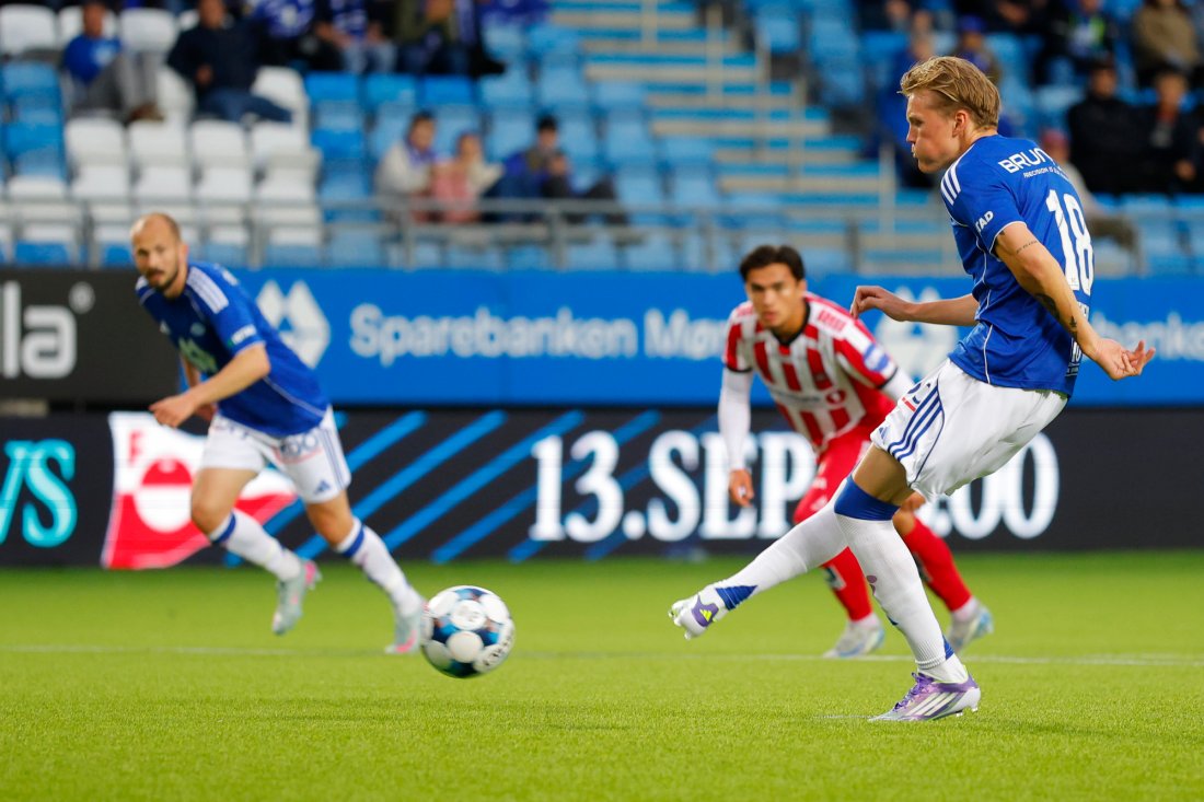 Halldor Stenevik sender keeper til venstre og ballen til høyre. 2-0! Foto: Svein Ove Ekornesvåg / NTB