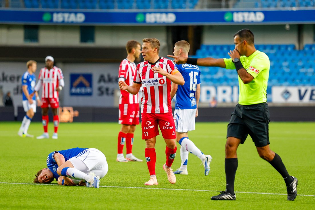 Rohit Saggi dømmer straffespark for andre gang etter at Emil Breivik ble stemplet. Foto: Svein Ove Ekornesvåg / NTB