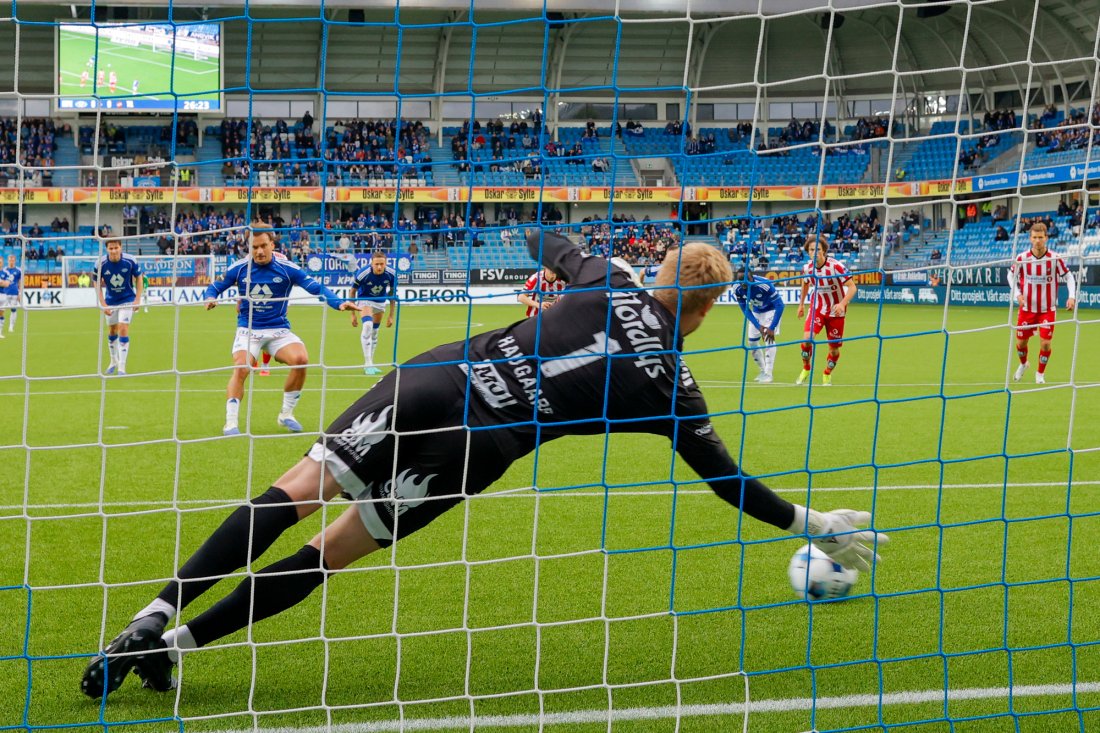 Fredrik Gulbrandsen gjør 1-0 på straffespark. Hauggaard rekker ikke ned for å redde det harde skuddet. Foto: Svein Ove Ekornesvåg / NTB