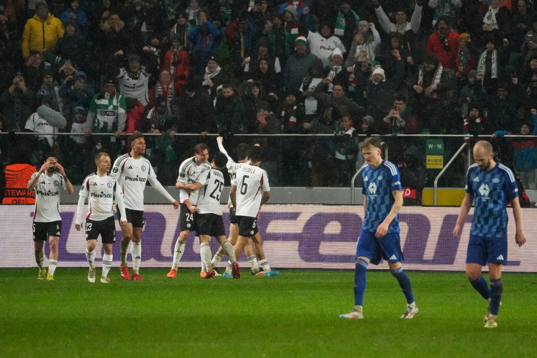 Legia feirer etter at Marc Gual har satt inn 2-0. Halldor Stenevik og Eirik Hestad ikke like fornøyde. Foto: Czarek Sokolowski / AP/NTB