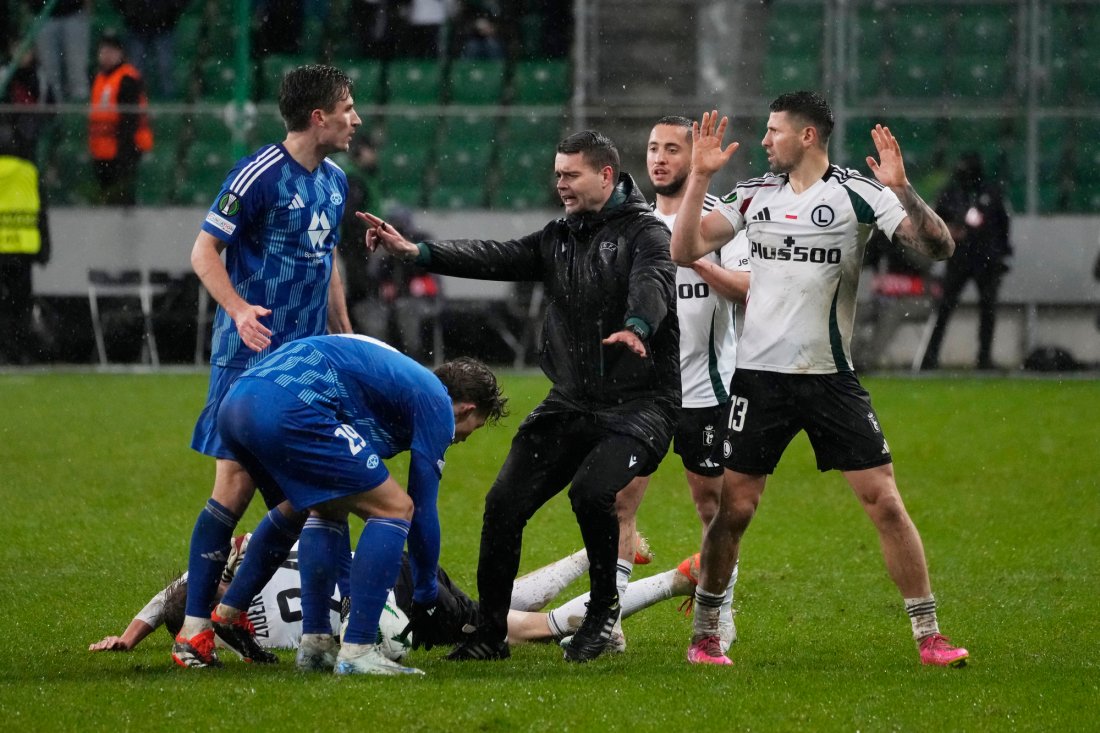 Full fyr i teltet. Det ender med både rødt og gule kort. Foto: Czarek Sokolowski / AP/NTB