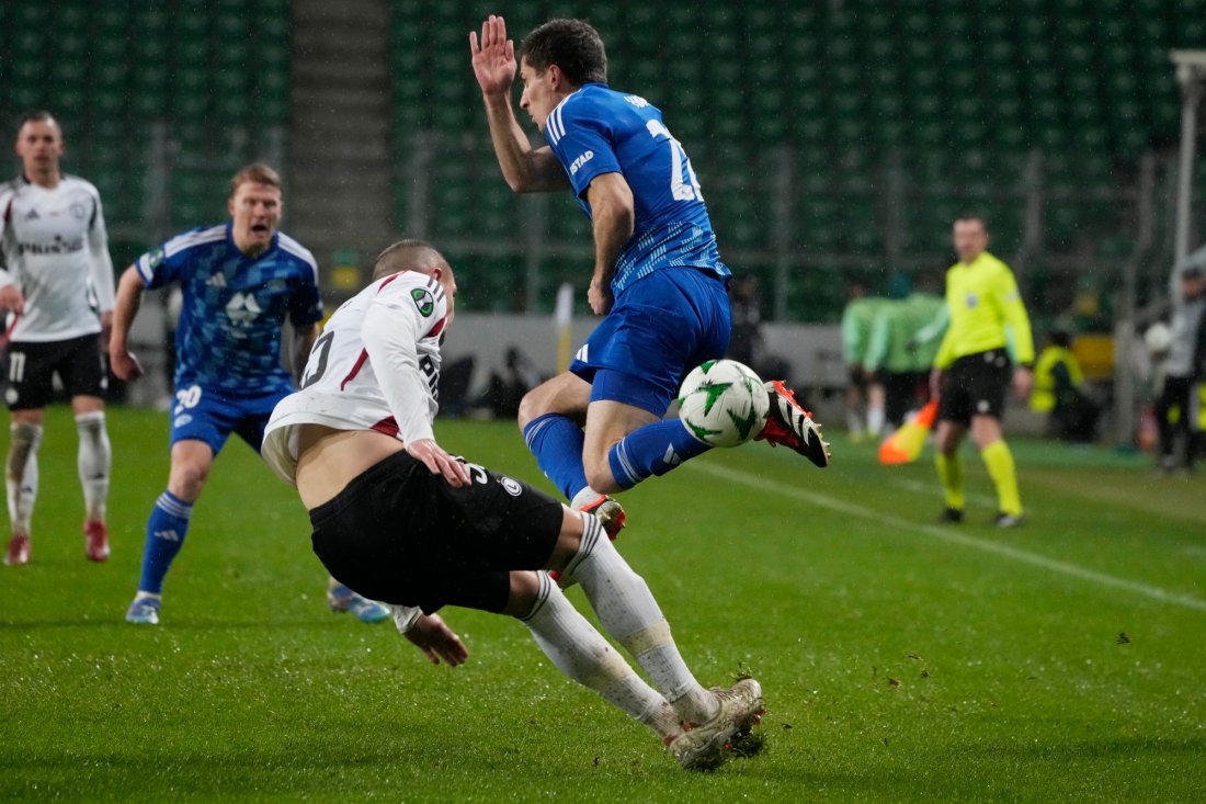 Kristoffer Haugen utsettes for tofotsangrep av Artur Jedrzejczyk. Gult, sa dommeren. Foto: Czarek Sokolowski / AP/NTB