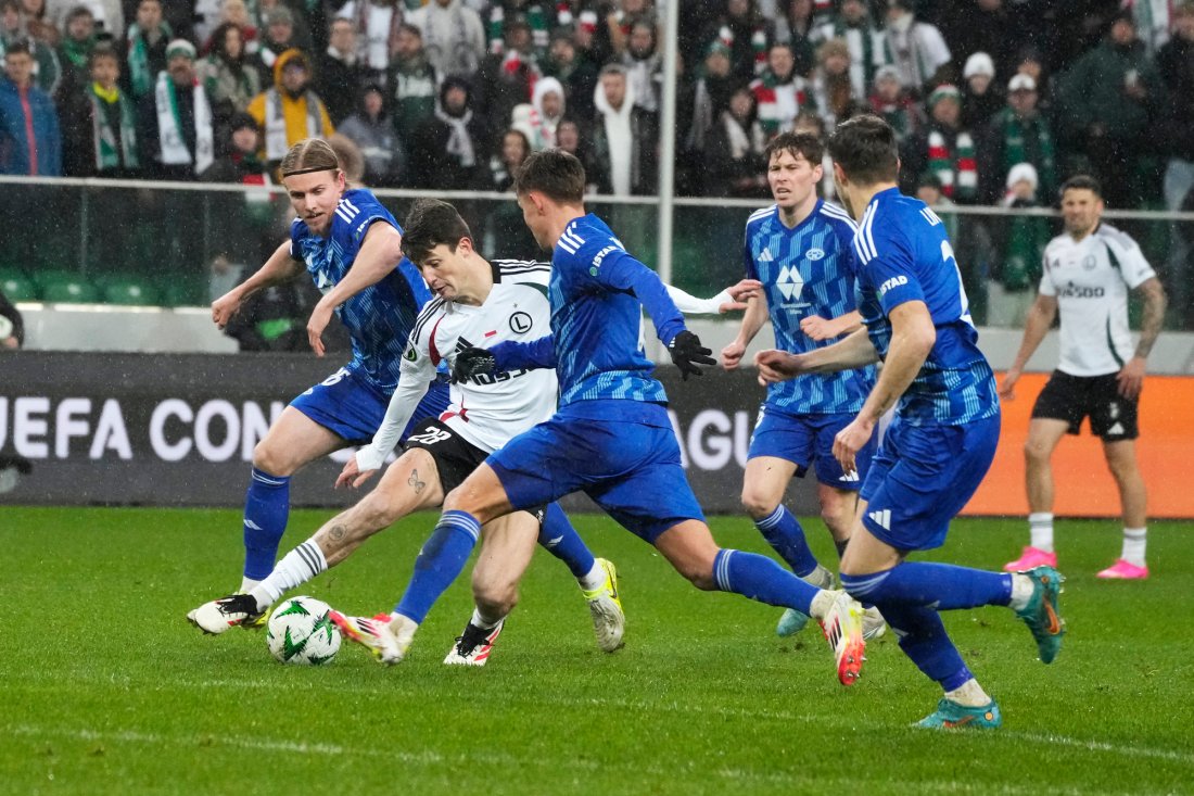 Marc Gual,prøver seg mot fir moldespillere. Foto: Czarek Sokolowski / AP/NTB
