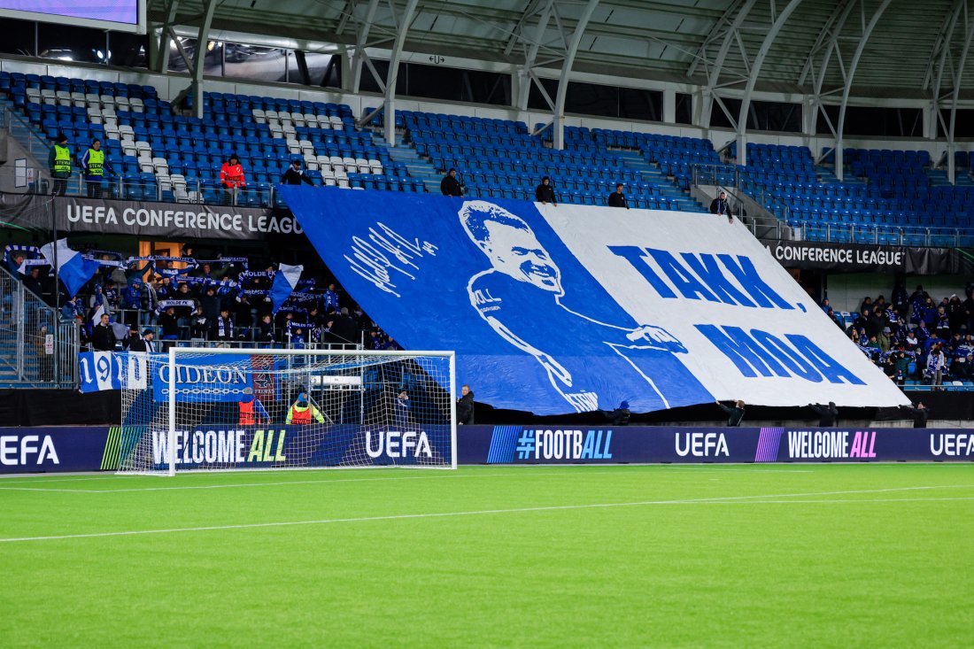 Supporterne hyllet Mattias Moström med egen tifo før kampen. Foto: Svein Ove Ekornesvåg / NTB