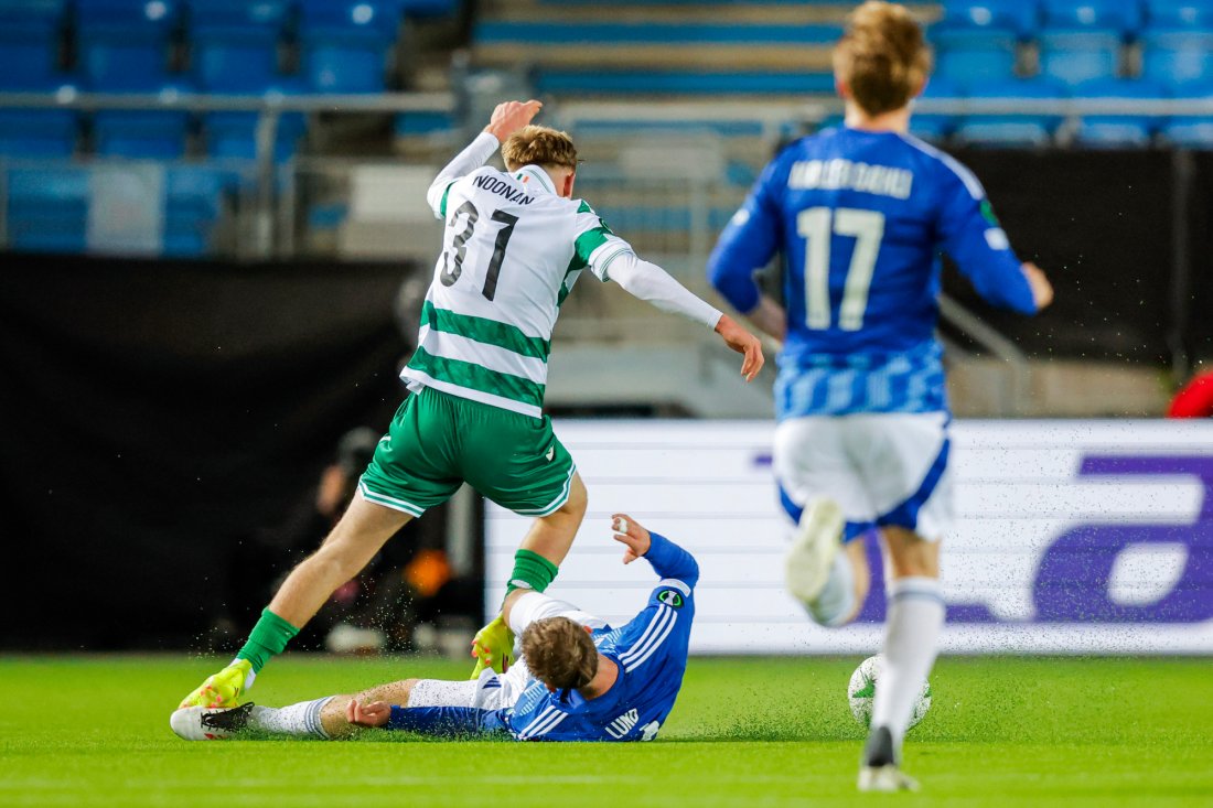 Valdemar Lund er for seint ute og feller Michael Noonan som hadde kommet aleine med keeper. Foto: Svein Ove Ekornesvåg / NTB