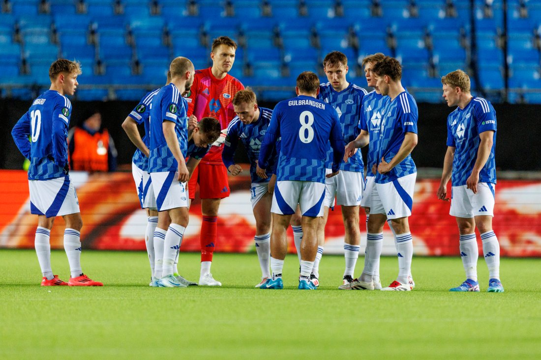 Moldespillerne samlet etter å ha sluppet inn det andre målet mot Legia. Foto: Svein Ove Ekornesvåg / NTB