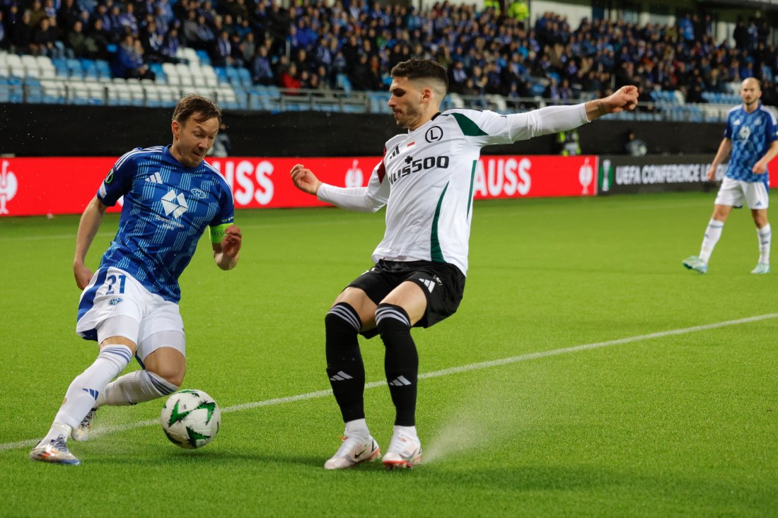 Full kunstgressbrems for Ruben Vinagre i duell med Martin Linnes. Foto: Svein Ove Ekornesvåg / NTB