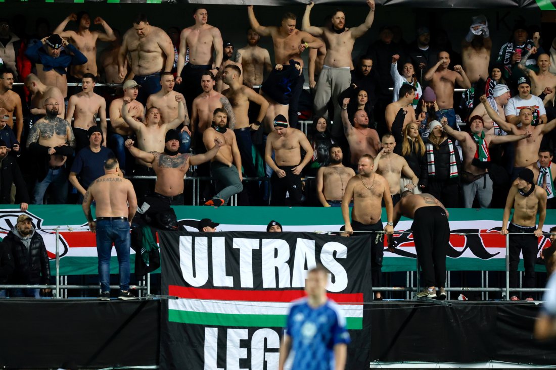 Legia Warszawas supportere kjører topless-varianten når laget får sitt andre mål i Molde. Foto: Svein Ove Ekornesvåg / NTB