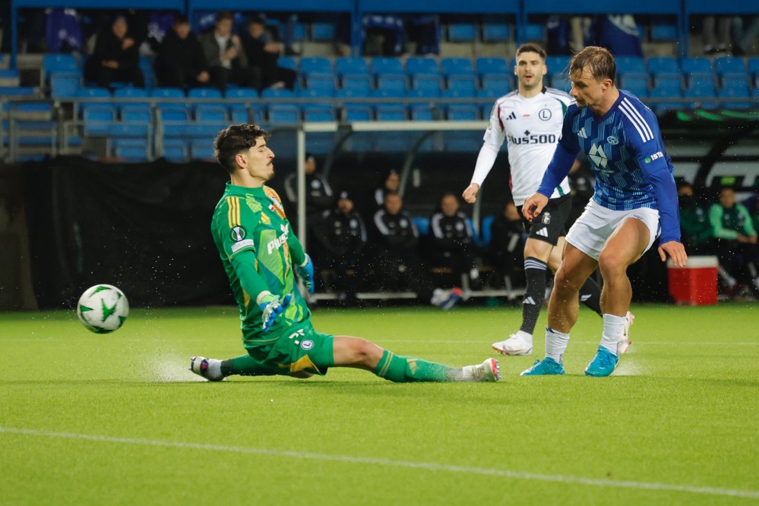 Fredrik Gulbrandsen sender ballen forbi keeper Vladan Kovacevic og gjør 3-0. Foto: Svein Ove Ekornesvåg / NTB