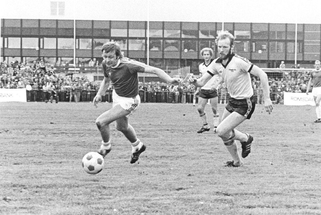Harry Hestad i duell med Lillestrøms Tore Kordahl i 1977. Foto: Reidar Fure, VG / NTB