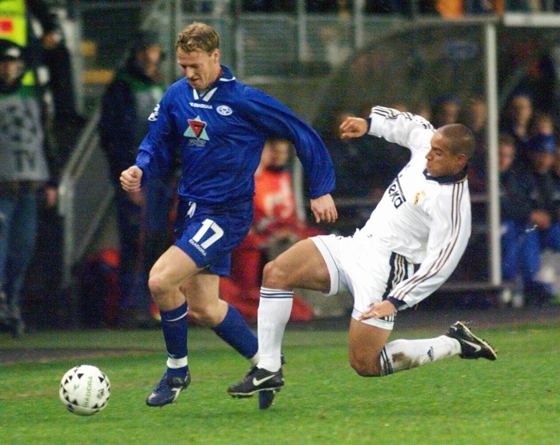Trond Strande i duell med Real Madrids stjernespiller Roberto Carlos under mesterliga-kampen i 1999. Foto: Erik Johansen, SCANPIX