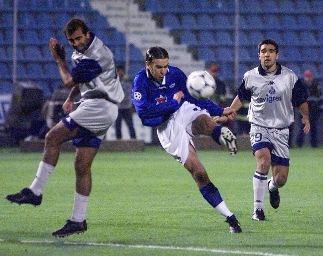 Magne Hoseth i aksjon mot Porto i debutsesongen 1999. Portos stjernespiller Deco følger med til høyre. Foto: Lise Åserud / NTB