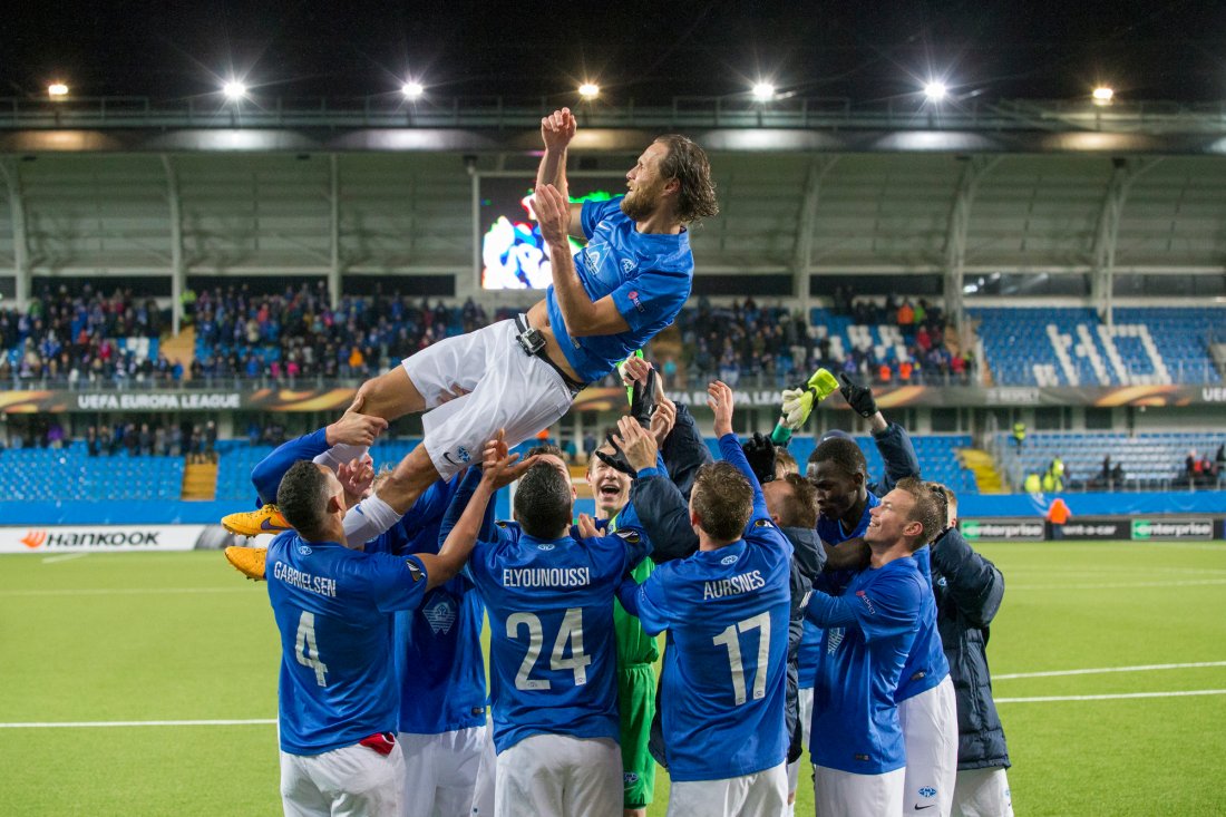 Daniel Berg Hestad takkes av som Moldespiller etter Europa League-kampen mot Sevilla på Aker Stadion. Foto: Svein Ove Ekornesvåg / NTB
