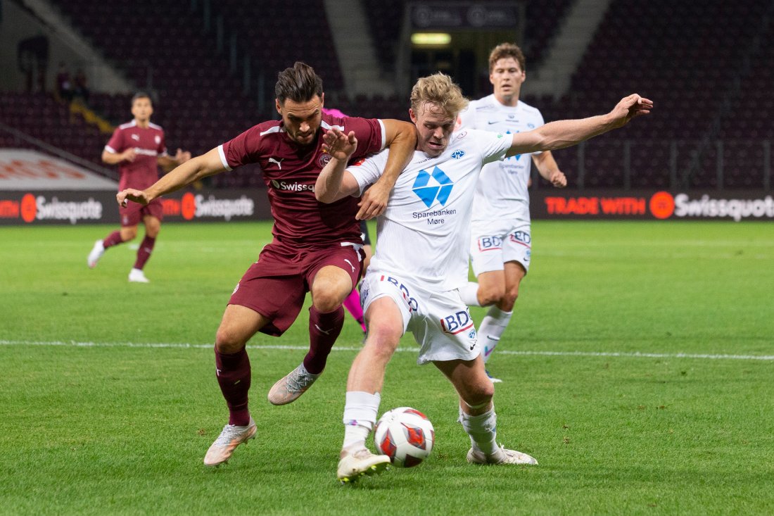 Servette's Alex Schalk prøver å takle Erling Knudtzon i returoppgjøret i UEFA Europa Conference League i 2021. Foto: Salvatore Di Nolfi / Keystone via AP / NTB