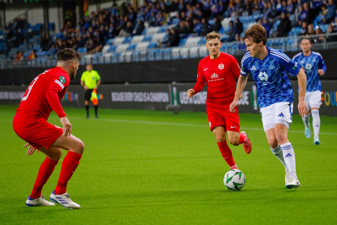 Emil Breivik i aksjon mot nordirske Larne på Aker Stadion i 2024. Foto: Svein Ove Ekornesvåg / NTB