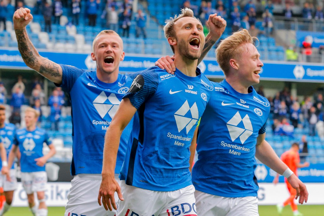 Scoringsjubel mot sveitsiske Servette i 2021. Magnus Wolff Eikrem jubler etter 3-0 målet sammen med Birk Risa og Ola Brynhildsen. Foto: Svein Ove Ekornesvåg / NTB