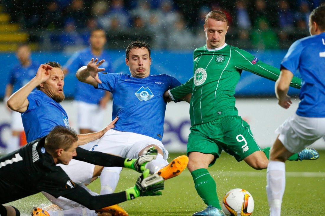 Vegard Forren stopper Celtics Leigh Griffiths sammen med keeper Ethan Horvath og Daniel Berg Hestad i 2015. Molde slo skottene 3-1. Foto: Svein Ove Ekornesvåg / NTB