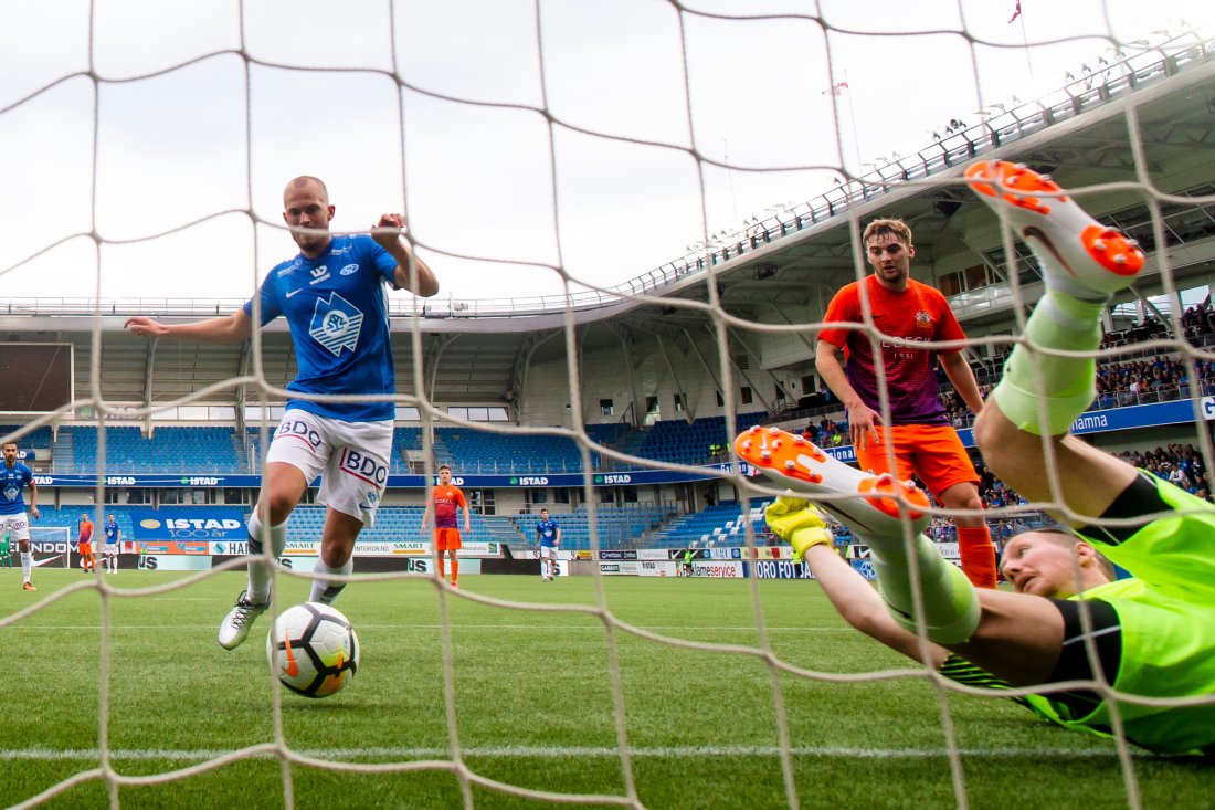 Eirik Hestad setter inn 4-1 mot irske Glenavon på Aker Stadion. Foto: Svein Ove Ekornesvåg / NTB