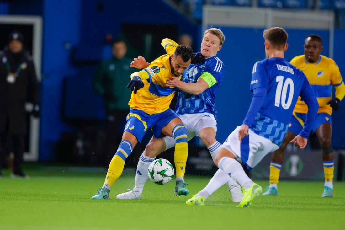 Kristian Eriksen med kapteinsbindet i duell med APOELs&nbsp;Sergio Tejera på Aker Stadion i 2024. Foto: Svein Ove Ekornesvåg / NTB