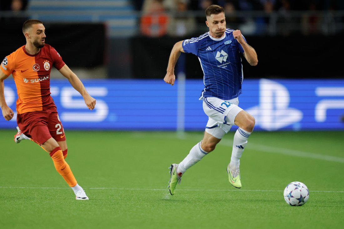 Kristoffer Haugen i flott driv mot Galatasarays Sérgio Oliveira under playoff-kampen til Champions League i 2023. Foto: Svein Ove Ekornesvåg / NTB