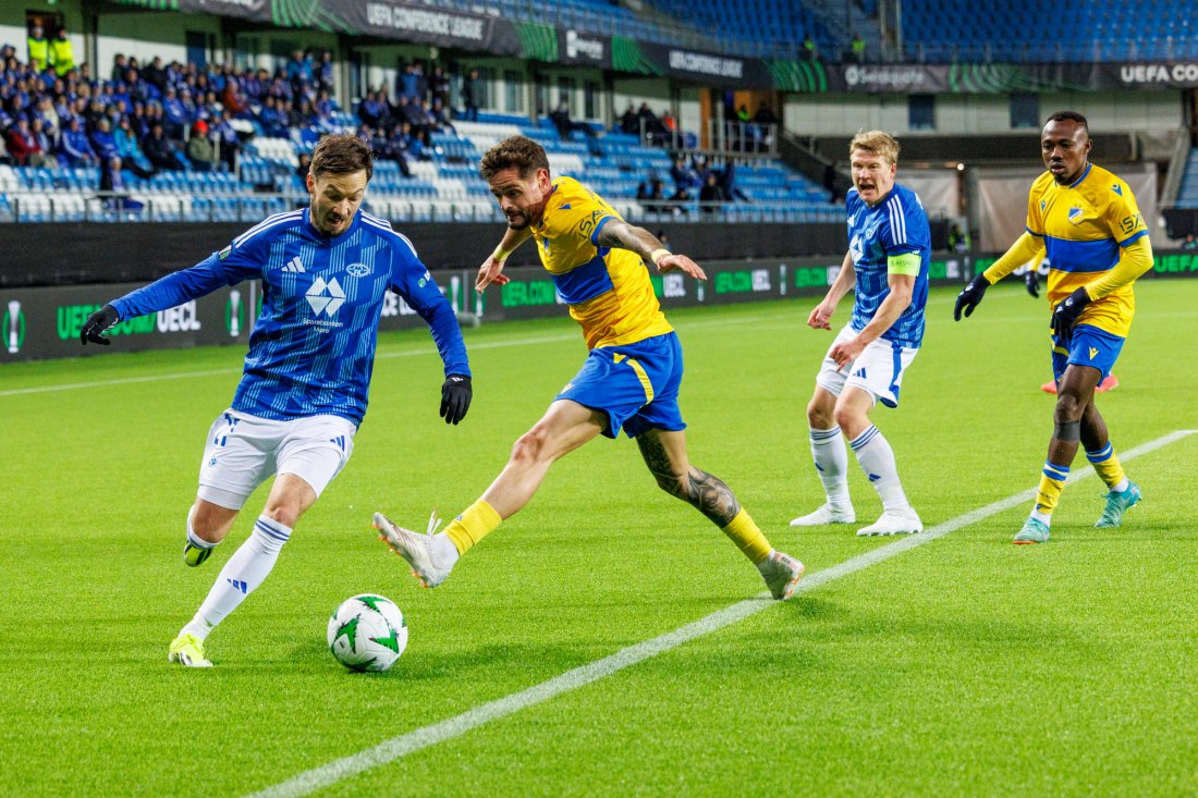 Martin Linnes drar seg forbi Xavi Quintilla under Europa Conference League-kampen mot kypriotiske Apoel i 2024. Foto: Svein Ove Ekornesvåg / NTB
