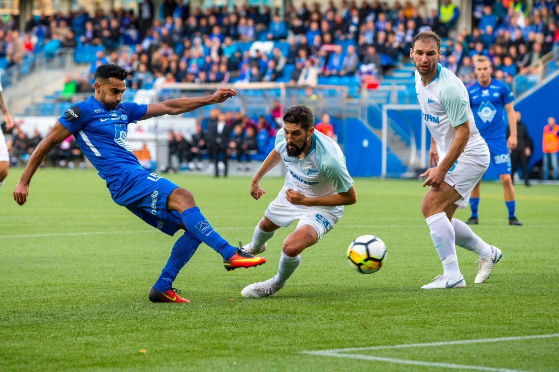 Branislav Ivanovic og Artem Dzyuba ser Etzaz Hussain avslutte i Moldes kamp mot russiske Zenit i 2018. Foto: Svein Ove Ekornesvåg / NTB