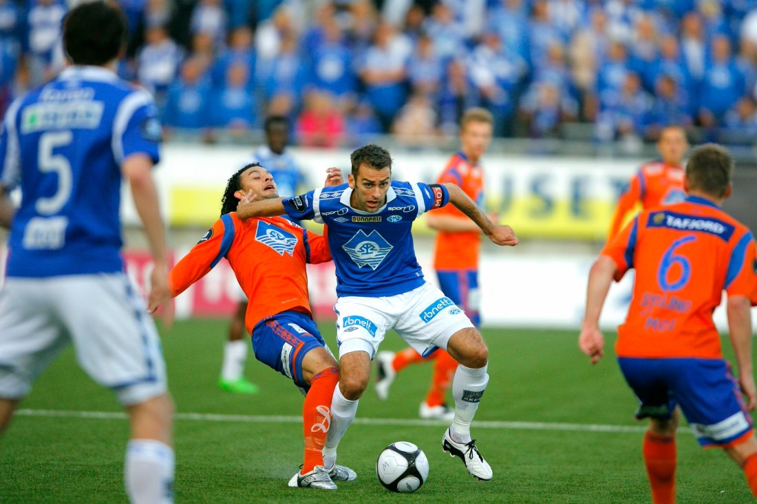 Michael Barrantes løper rett i Magne Hoseth i kamp mellom Aalesund og Molde på Color Line Stadion i 2011. Foto: Svein Ove Ekornesvåg / NTB