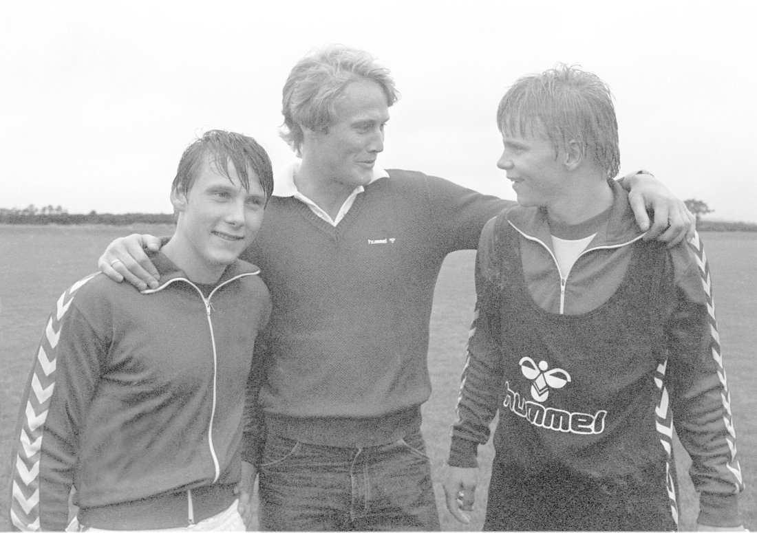 Bliude MFK-gutter før landskamp mot Wales i 1982. Fra venstre Jan Berg, Åge Hareide og Ulrich Møller. Foto: Knut Nedrås, NTB