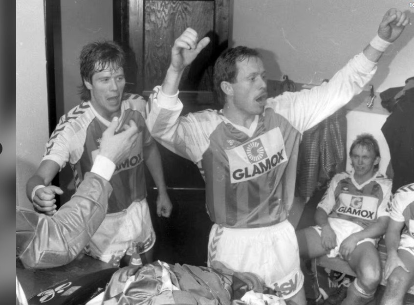Garderobejubel for Stein Olav Hestad sammen med Odd Ivar Moen og Marvin Arnesen. Foto: Romsdals Budstikke