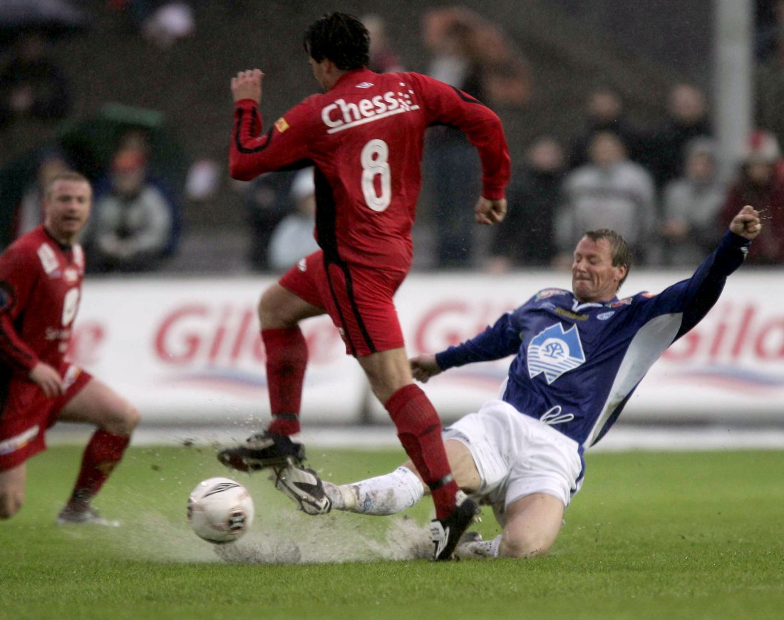 Det kunne gjøre vondt å møte Trond Strande. Her er det Martin Andresen som får merke det, mens Raymond Kvisvik holder seg på klokelig avstand på Brann stadion i 2005. Foto: Tor Richardsen,NTB