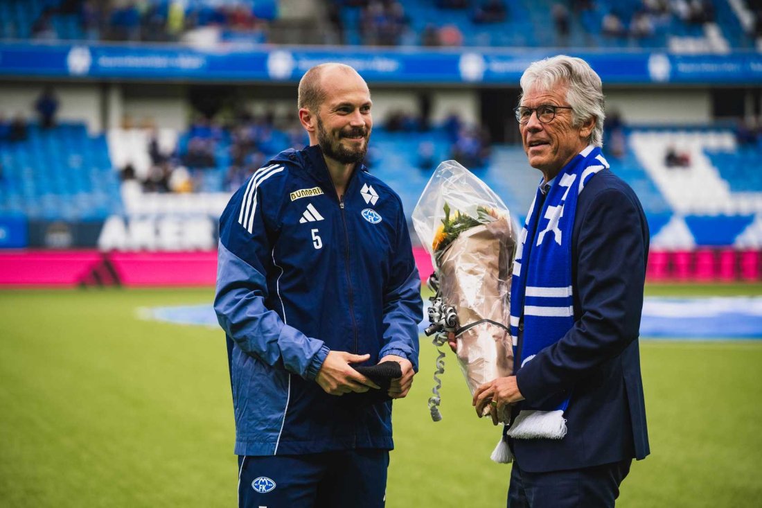 Eirik Hestad mottar utmerkelse for 300 offisielle kamper under hjemmekampen mot Tromsø i 2025. Foto: Martin Thuve / Molde FK.