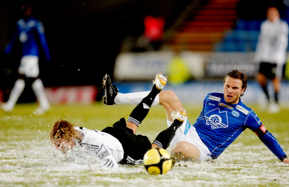 Alltid tenning i kampene mot Rosenborg. Her er det Per Ciljan Skjelbred som blir taklet av Moldes Daniel Berg Hestad i 2010. Foto: Stian Lysberg Solum / NTB