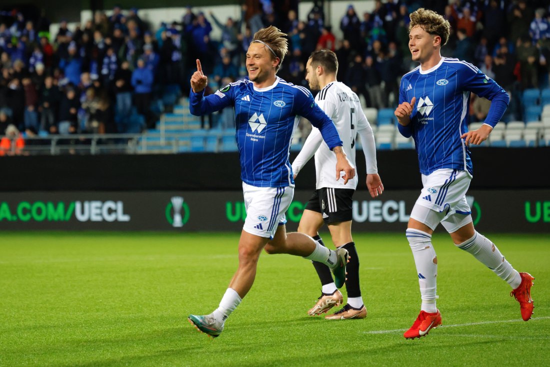 Fredrik Gulbrandsen har satt inn 1-0 mot Legia Warszawa på Aker Stadion i 2024. Mathias Fjørtoft Løvik blir med på feiringen. Foto: Svein Ove Ekornesvåg / NTB