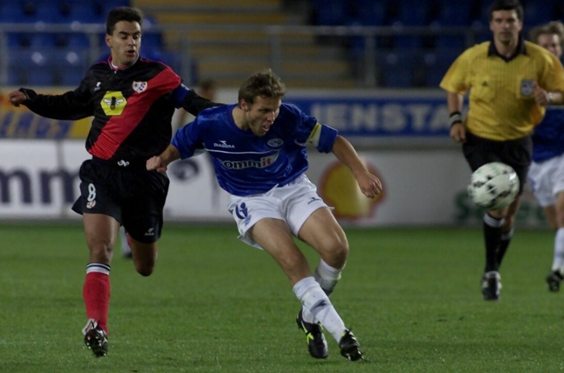 Molde-kaptein Daniel Berg Hestad i duell med Rayo Vallecanos kaptein Miguel A. Sanchez Munoz i 2000. Foto: Ørn E. Borgen / SCANPIX