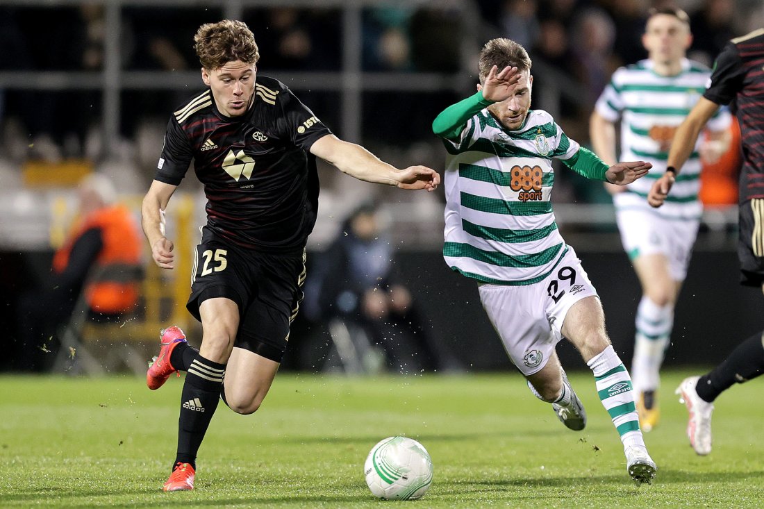 Emil Breivik tar seg forbi Jack Byrne i bortemøtet med Shamrock Rovers. Foto: Laszlo Geczo / NTB