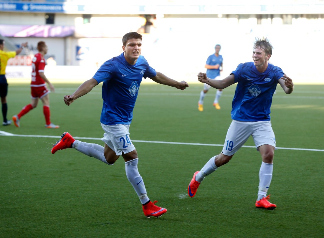 Mohamed Elyounoussi scorer det andre målet mot Standard Liege i 2015. Eirik Hestad deler gleden med målscoreren. Foto: Terje Pedersen / NTB