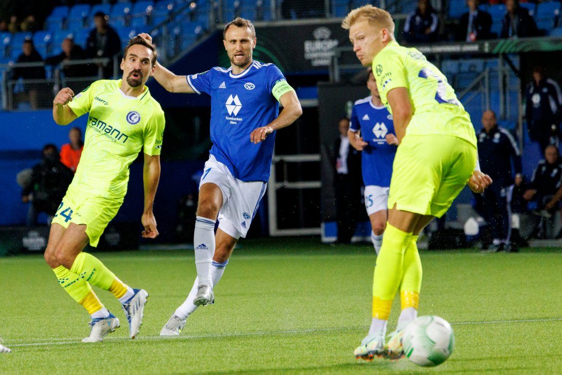 Magnus Wolff Eikrem i aksjon mot belgiske Gent på Aker Stadion. Sven Kums til venstre og Andreas Hanche-Olsen til høyre. Foto: Svein Ove Ekornesvåg / NTB