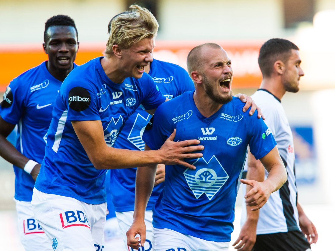 Eirik Hestad gratuleres med 2-0 av Erling Braut Haaland i i kampen mot Laci på Aker Stadion i 2018. Foto: Svein Ove Ekornesvåg / NTB