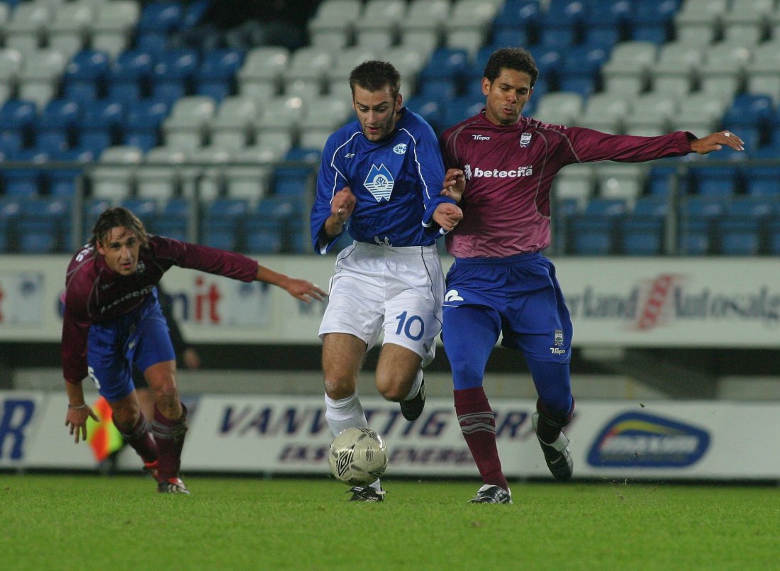 Magne Hoseth i aksjon mot Paulo Gomes fra Leiria (Portugal) i 2003. Foto: Per-Tormod Nilsen / SCANPIX