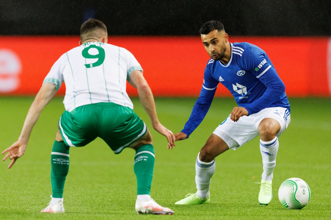 Etzaz Hussain i duell med Aaron Greene i kampen mot Shamrock Rovers på Aker Stadion i 2022. Foto: Svein Ove Ekornesvåg / NTB