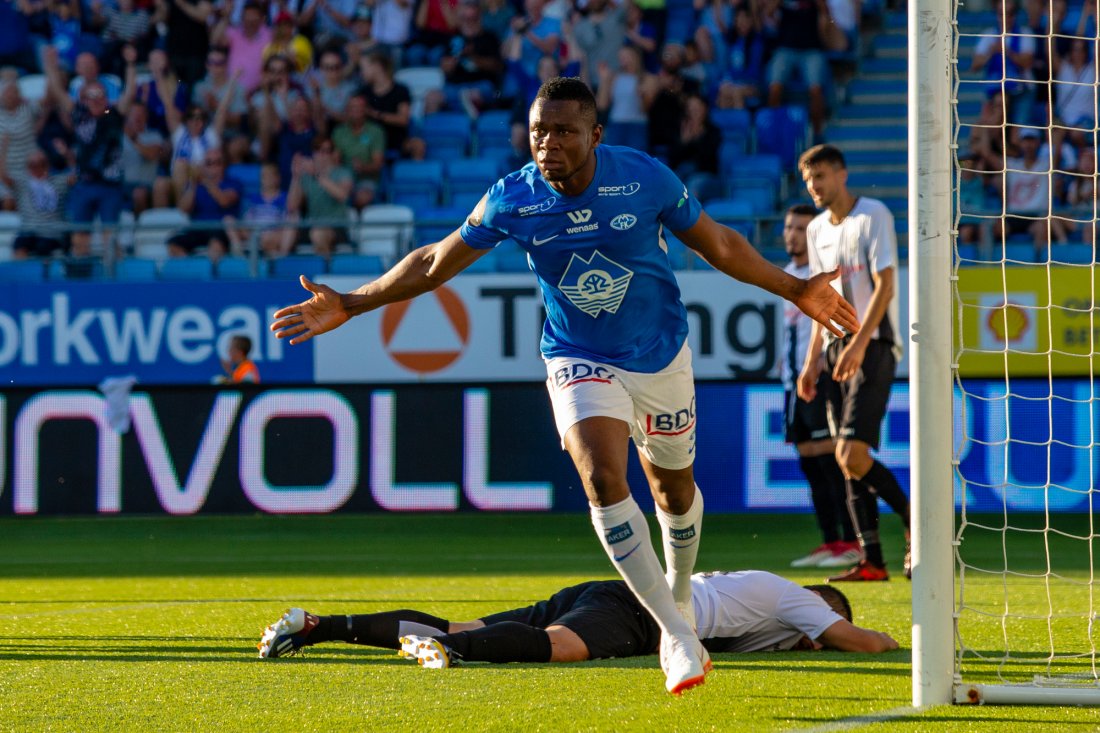 Leke James feirer 3-0 i kampen mot Laci på Aker Stadion i 2018. Foto: Svein Ove Ekornesvåg / NTB