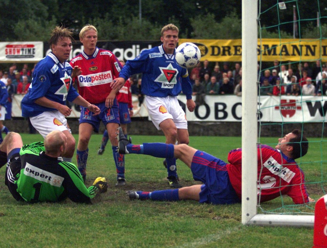 Ole Bjørn Sundgot, en av de berømte S-ene i Molde, setter inn 3-0 mot Skeid i 1999. Andre Schei Lindbæk og Knut Anders Fostervold er tilskuere. Foto: Knut Falch / NTB