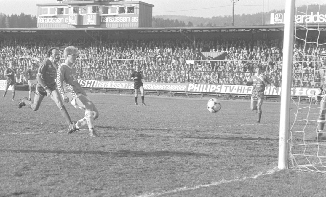 Rune Ulvestad utlikner til 1-1 i cupfinalen mot Brann i 1982. Foto: Svein Hammerstad / NTB