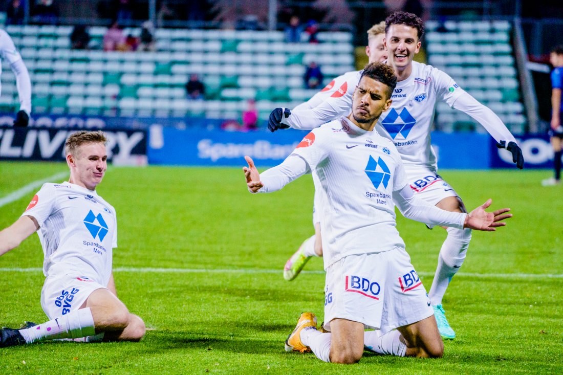 Ohi Omoijuanfo blir gratulert etter 2-0-scoringen mot Stabæk i 2021. Foto: Stian Lysberg Solum / NTB