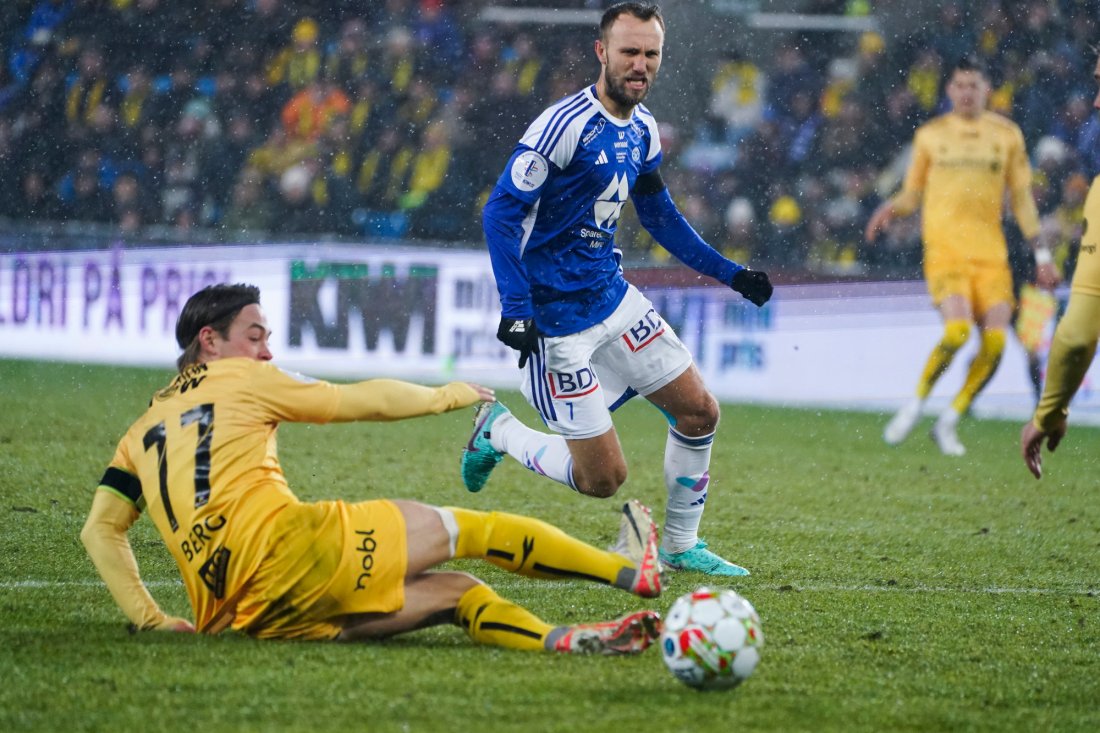 Magnus Wolff Eikrem passerer Bodø/Glimts Patrick Berg i cupfinalen i 2023. Foto: Terje Pedersen / NTB