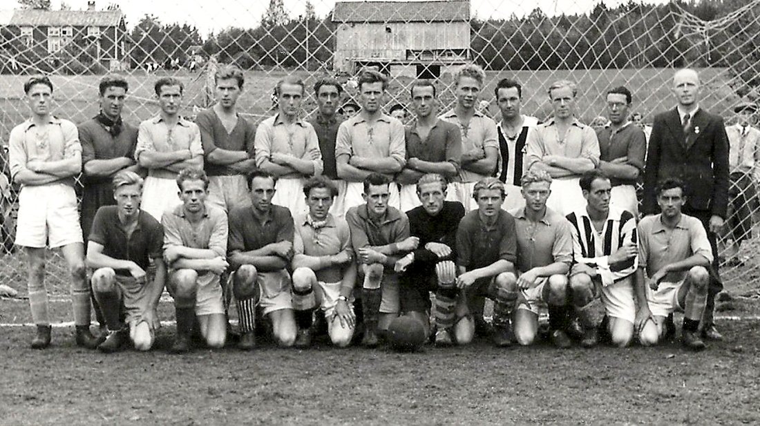 Fotball under krigen. <em>Under krigen spiltes kamper på Våganebanen. Spillere fra Molde FK, Træff og Veblungsnes var med. Dette bildet er trolig tatt i 1942. Bak f.v: Kåre Holen, G.Johansen, Thor Michelsen, G.Soma, Hans Dølvik, A.Andersen, Kåre Ukkelberg, R.Andersen, Ulf Møller, Rolf Andersen, Hans Fostervold, Hj.Andersen, Håkon Fostervold. Foran f.v: H.Tafjord, Ole Malmedal, H.Berghaug, Jan Indbjør, K.Svendsen, Johan Furseth, Jon Berg.</em>