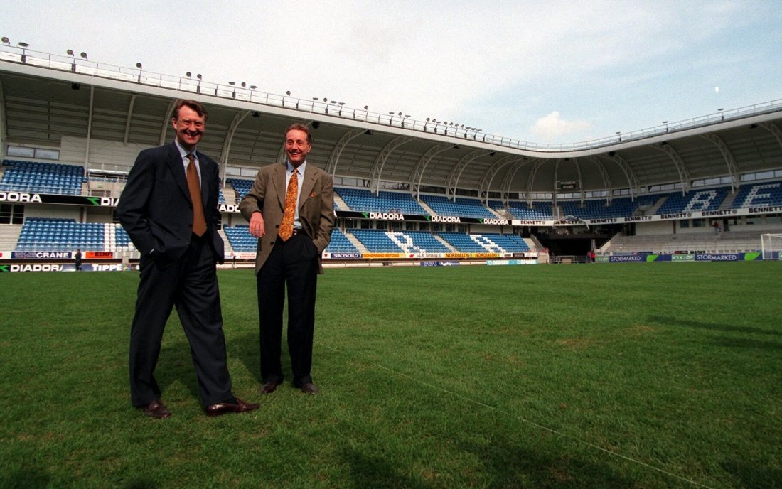 Bjørn Rune Gjelsten (t.v.) og Kjell Inge Røkke kunne stolt presentere det nybygde Molde Stadion under åpningen. Scan-foto: Per Tormod Nilsen